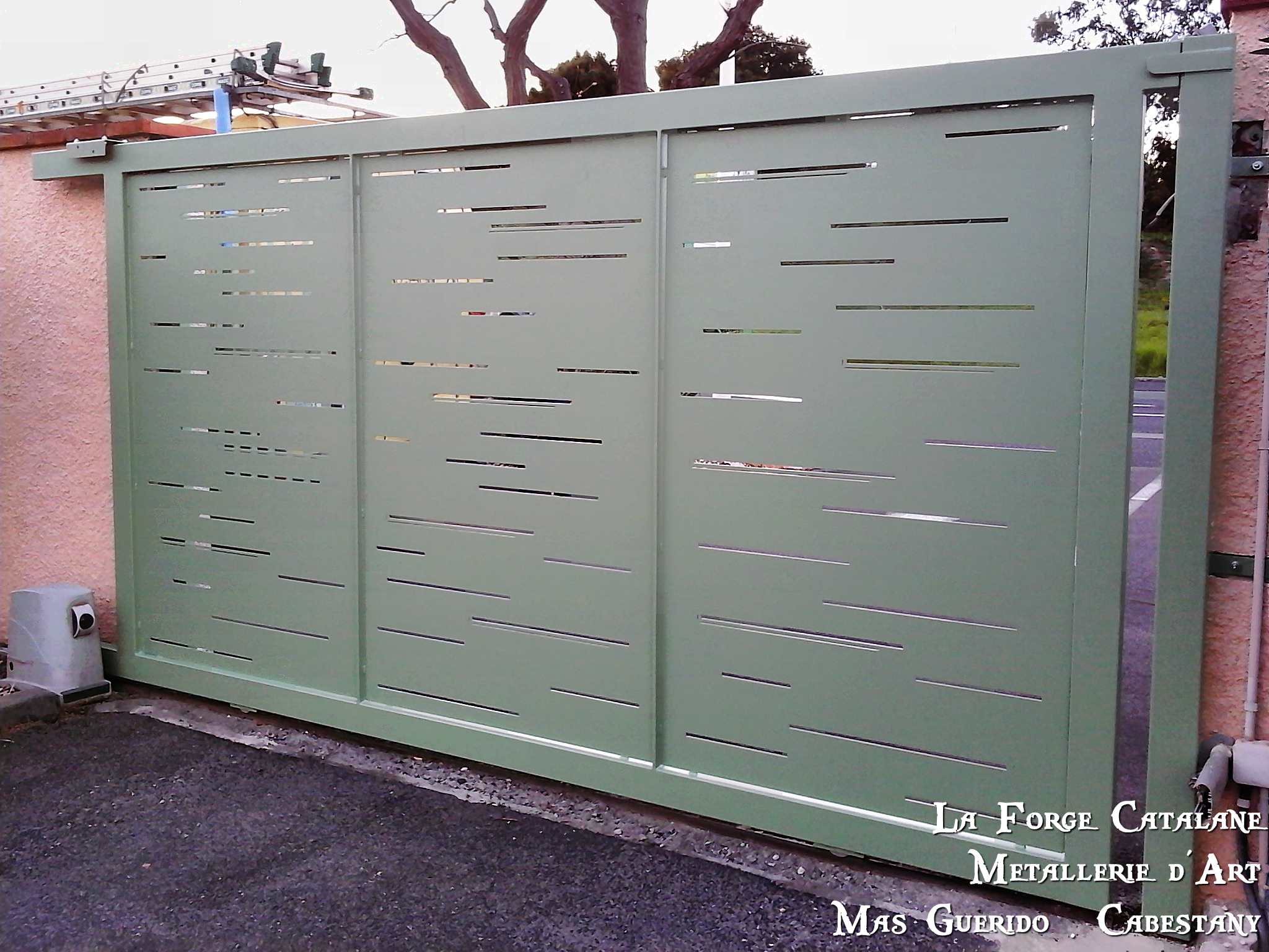 portail coulissant decoupe laser thermolaquage vert  forge catalane.jpg